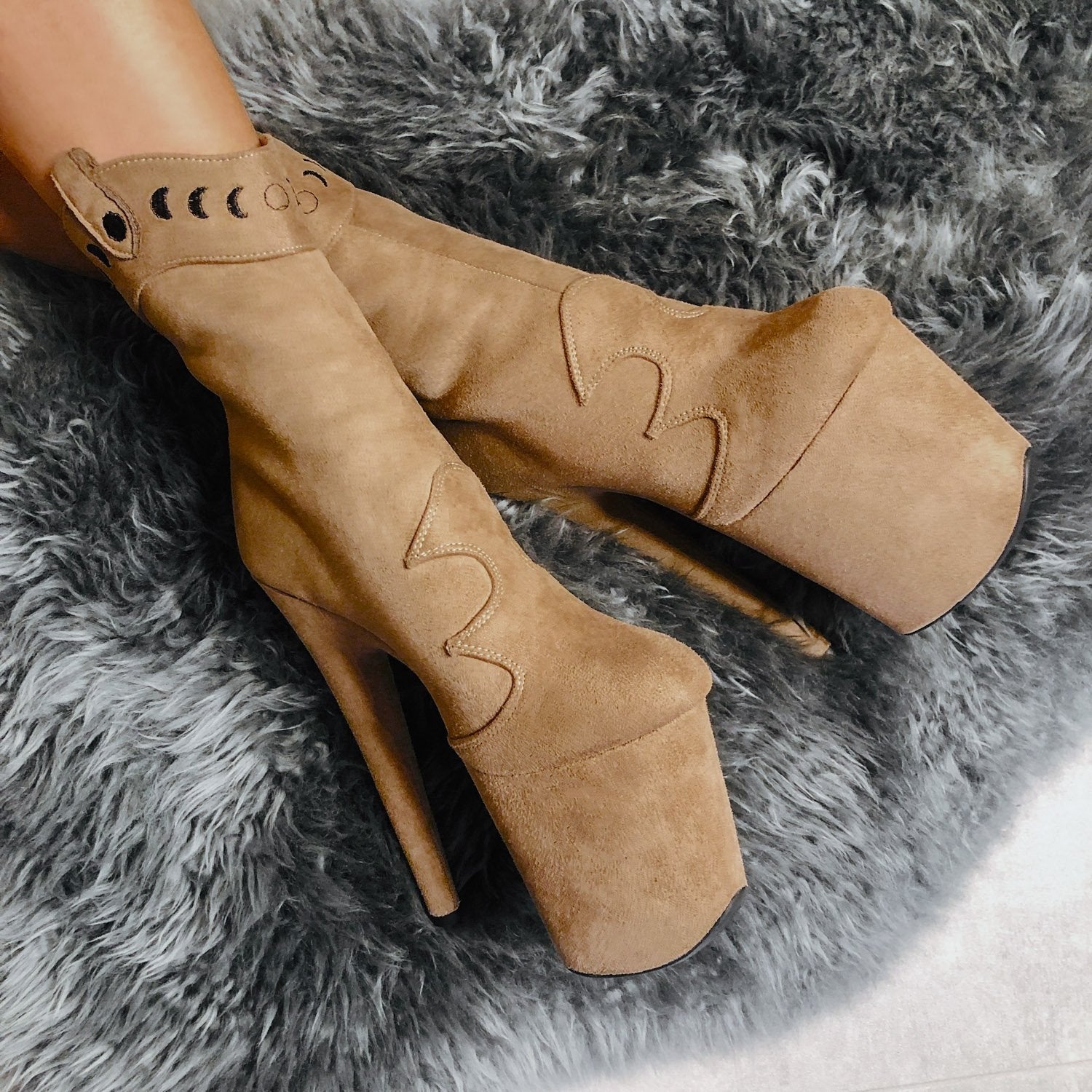 ガ*ズ様 HELLA HEELS サイハイブーツ　ポールダンスヒール Ride 'em Boot - DESERT - 8 INCH – Hella Heels US
